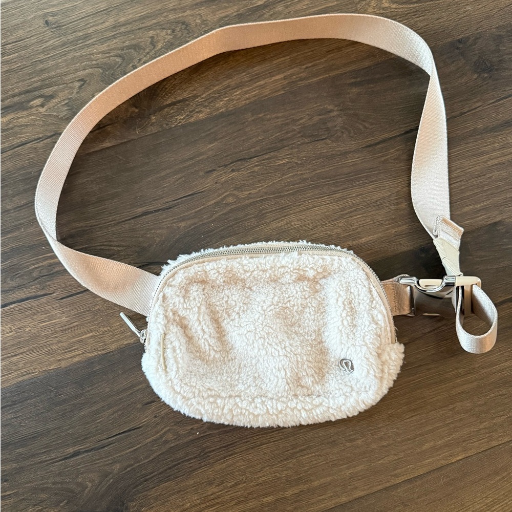 Lululemon Everywhere Belt Bag Sherpa Fleece Cream OS Crossbody